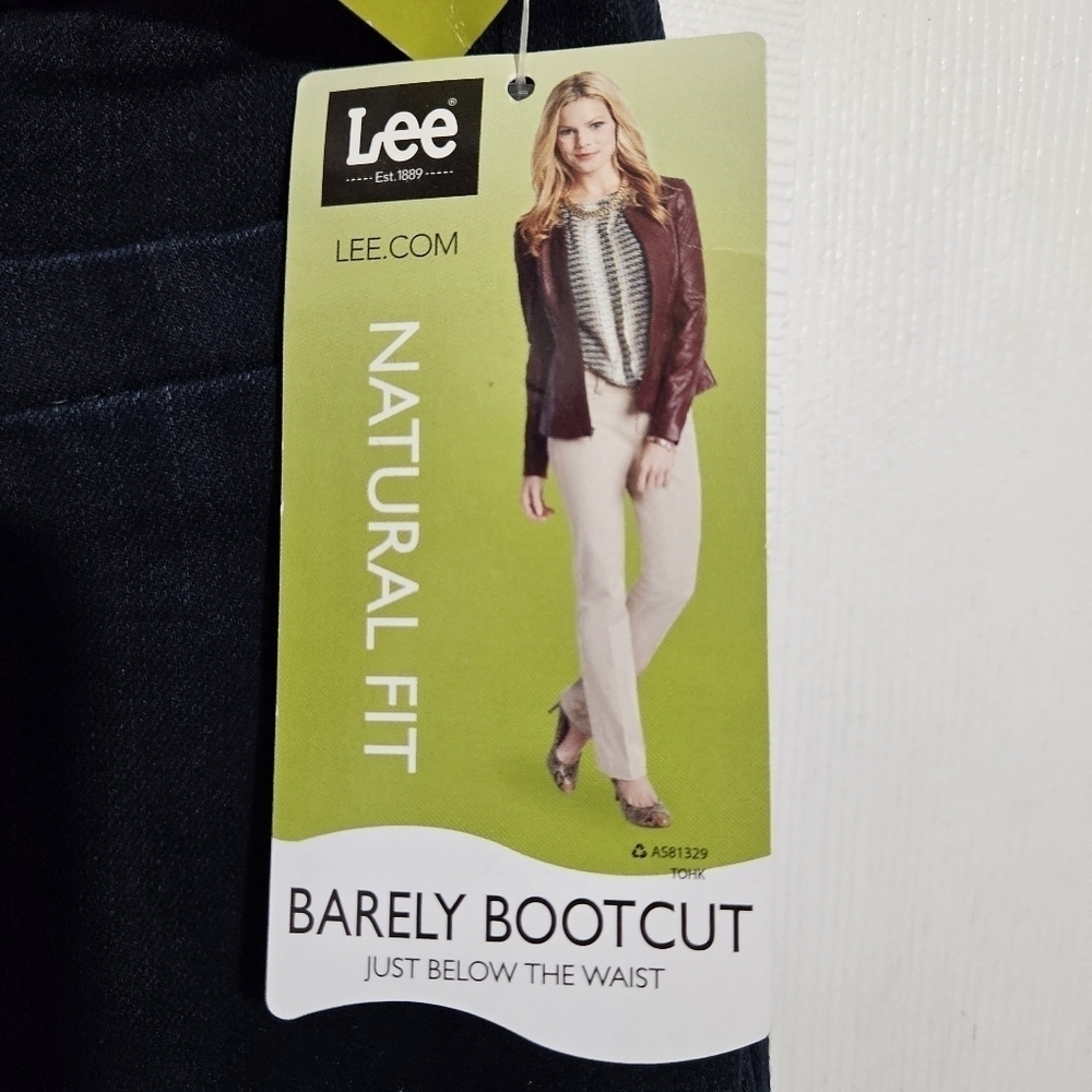 Lee Natural Fit Barely Bootcut Pull On Jeans Size 12 Short - Picture 2 of 14